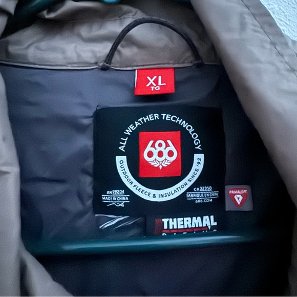 686 Jacket - Picture 2 of 4